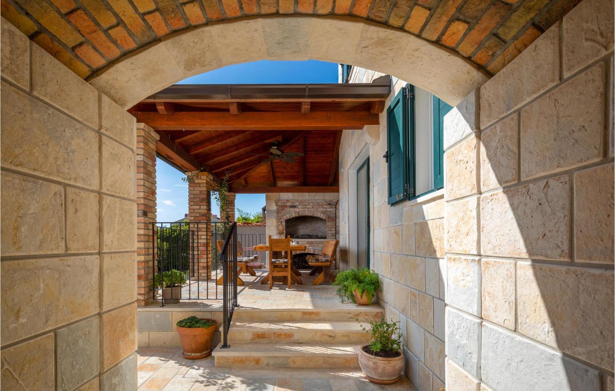 Cozy Home In Zrnovnica With Wifi 外观 照片