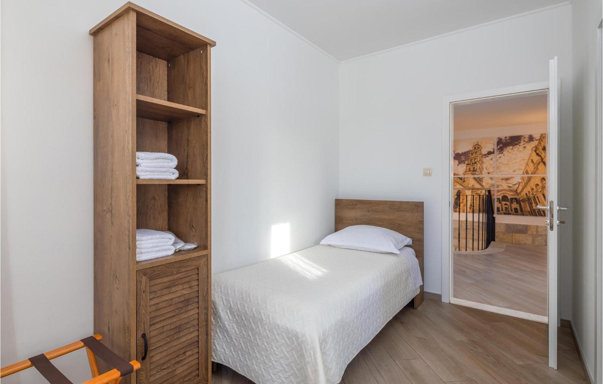 Cozy Home In Zrnovnica With Wifi 外观 照片