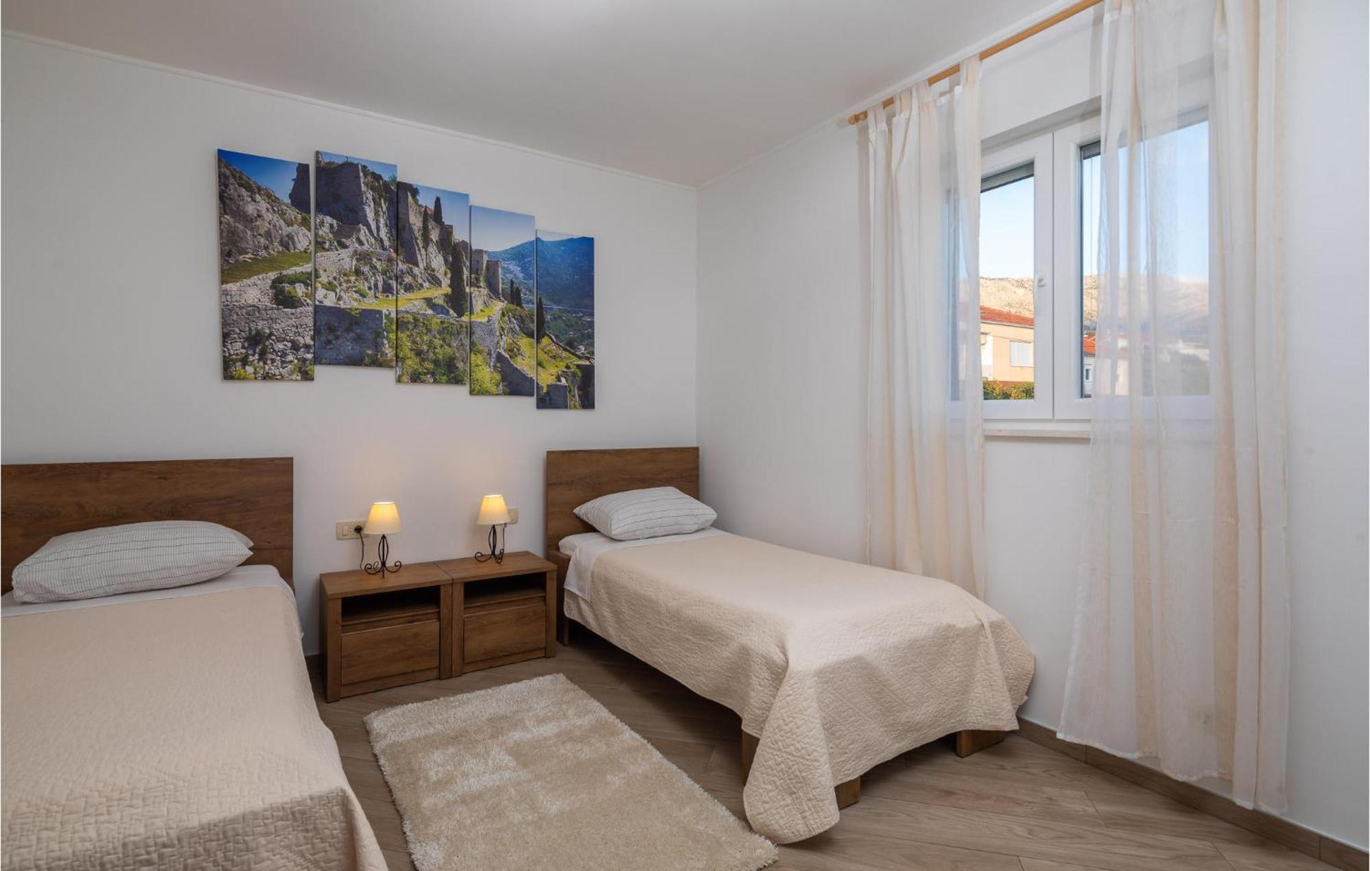 Cozy Home In Zrnovnica With Wifi 外观 照片