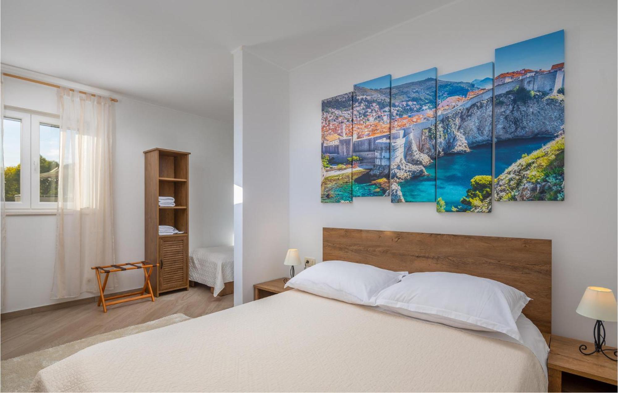 Cozy Home In Zrnovnica With Wifi 外观 照片