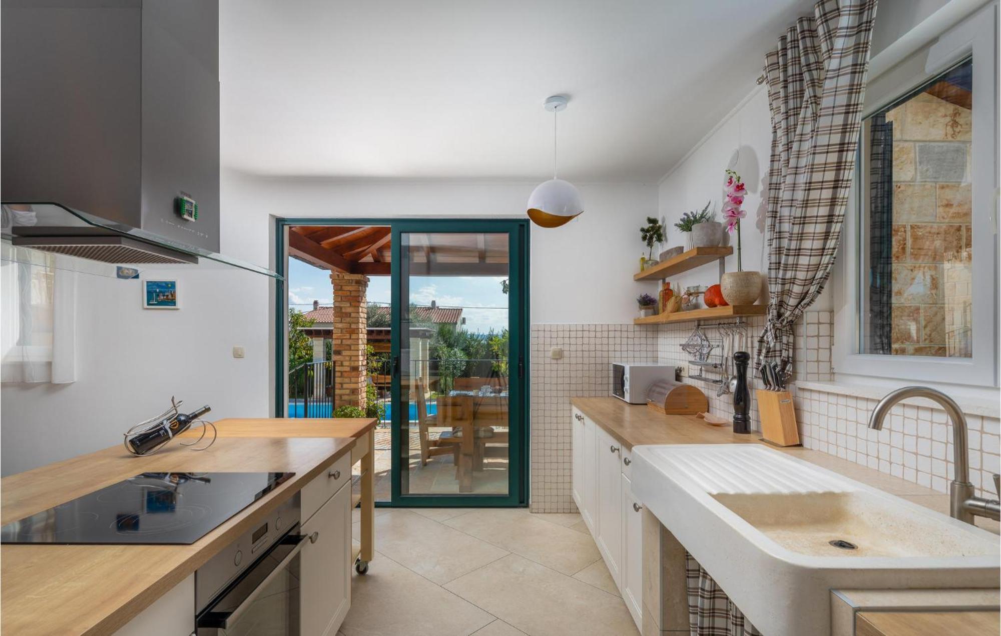 Cozy Home In Zrnovnica With Wifi 外观 照片