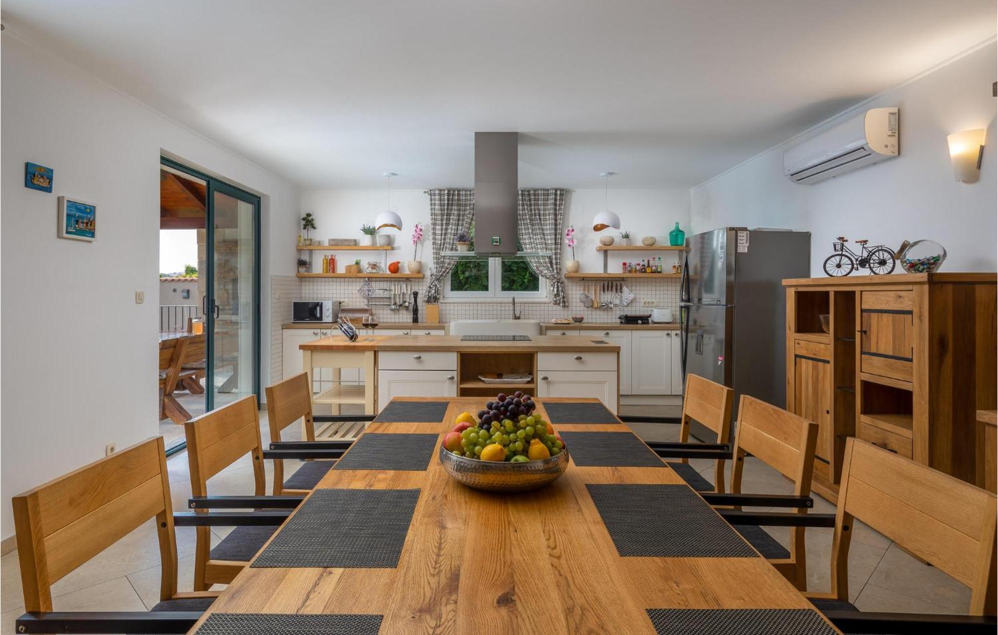 Cozy Home In Zrnovnica With Wifi 外观 照片