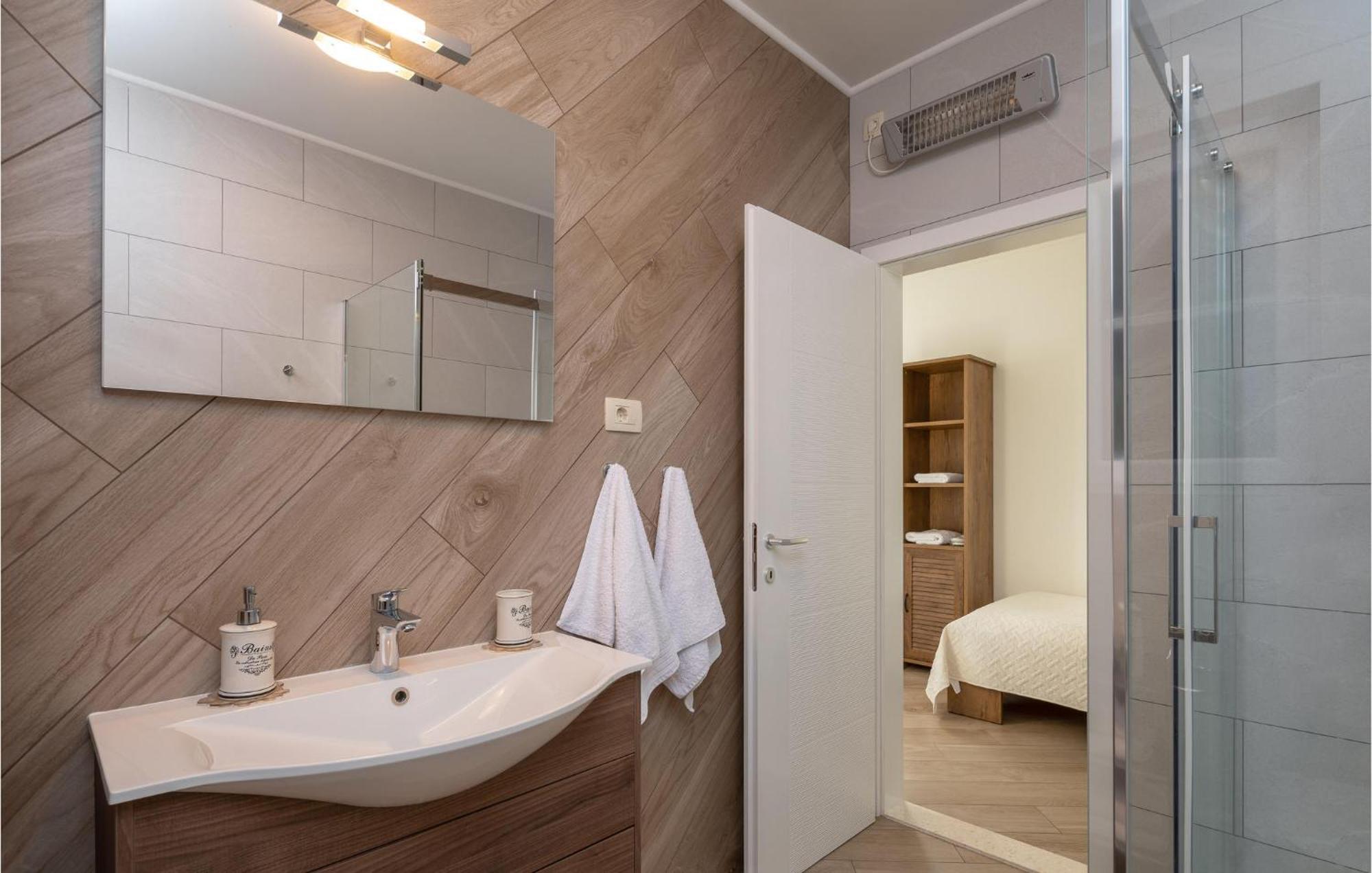 Cozy Home In Zrnovnica With Wifi 外观 照片