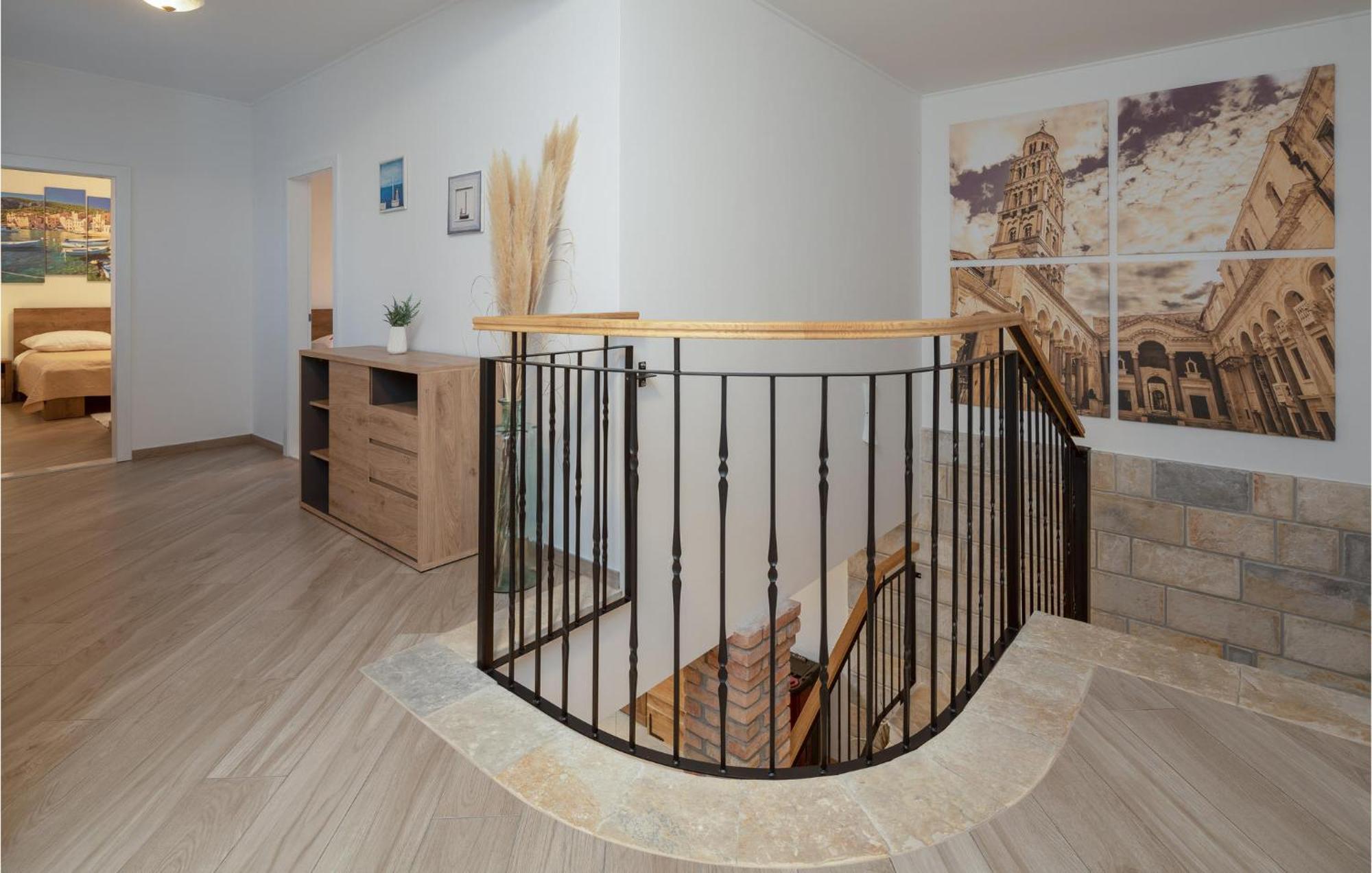 Cozy Home In Zrnovnica With Wifi 外观 照片