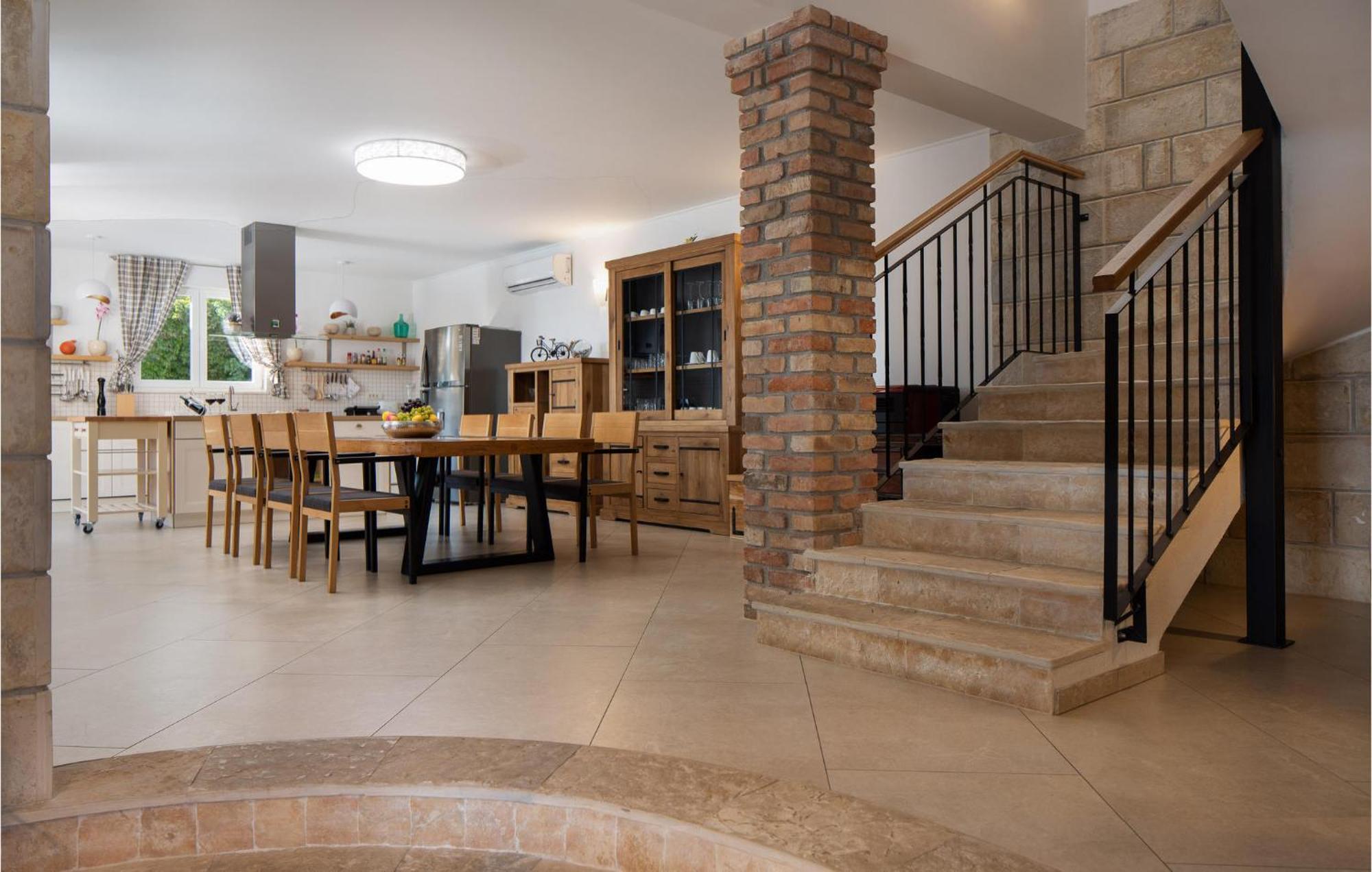 Cozy Home In Zrnovnica With Wifi 外观 照片